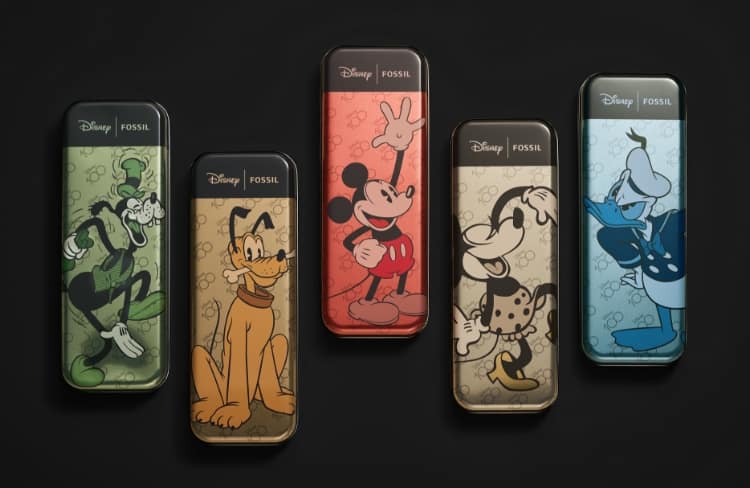 Une image GIF présentant les boîtes à collectionner pour chacune des cinq montres à l’effigie des personnages célébrant Mickey et ses amis. De gauche à droite : Dingo, Pluto, Mickey Mouse, Minnie Mouse et Donald. La deuxième image présente une photo des cinq montres anniversaire. Le logo D100 est affiché dessous, célébrant le 100e anniversaire de Disney, suivi du bloc-marque logo Disney et Fossil.