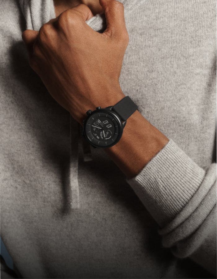 Un homme portant une montre intelligente hybride Gen 6 Wellness Edition.