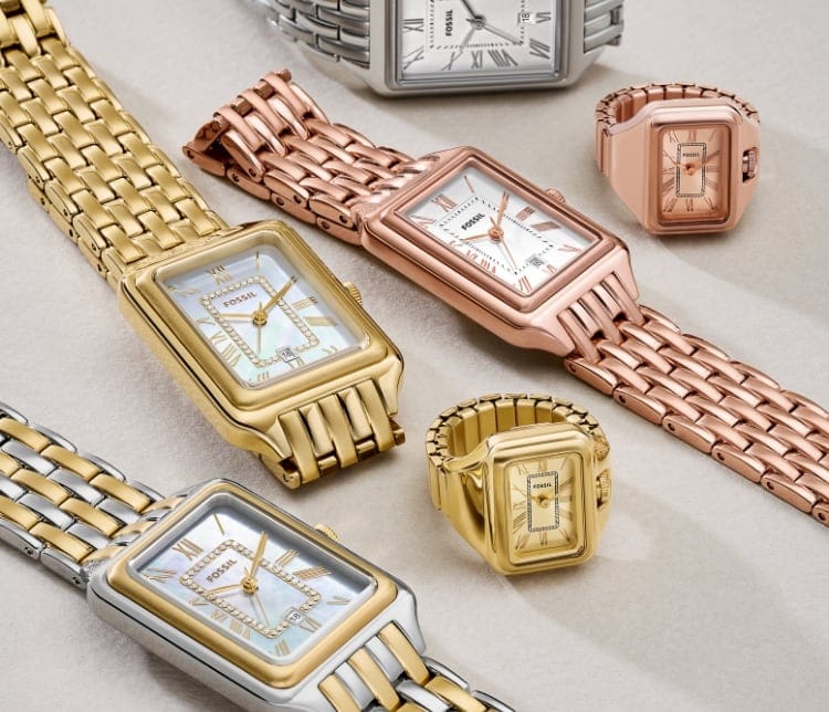 Cuatro relojes Raquel en una variedad de acabados y dos anillos de reloj Raquel en tono oro rosa y en tono dorado.