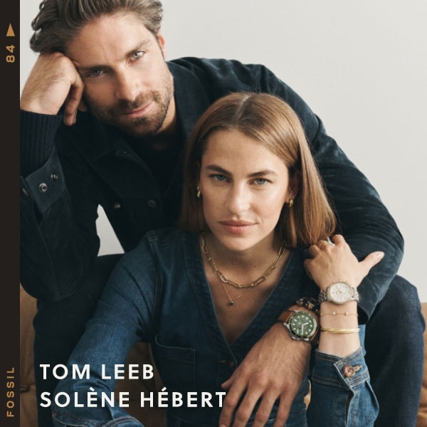 Solène Hébert et Tom Leeb sont assis et portent différents produits Fossil