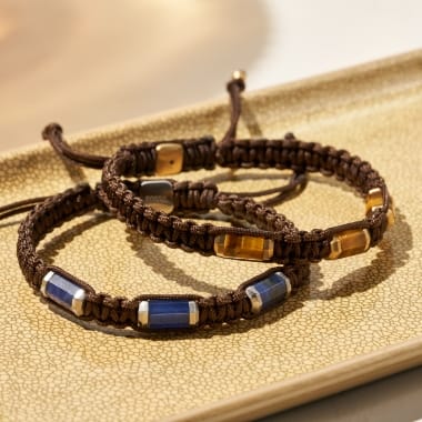 Due bracciali con perline da uomo.