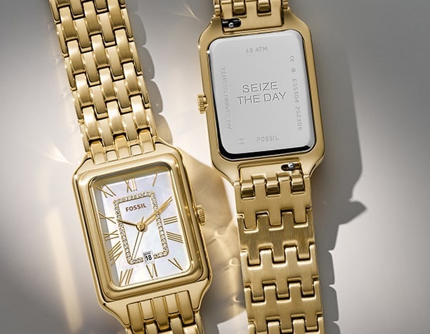 Die Vorderseite einer goldfarbenen Uhr Raquel und die Rückseite mit der Gravur „Seize The Day“.