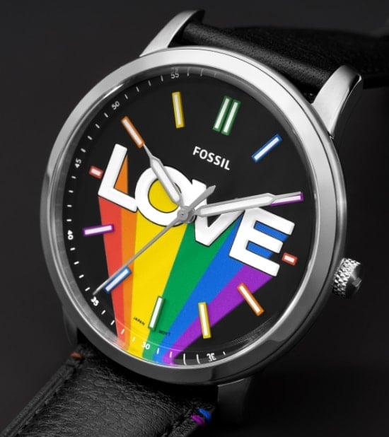 Die Limited Edition Pride Uhr 2022 mit bunter Love-Grafik auf dem Zifferblatt.