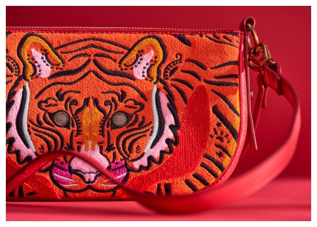 Bolso bordado con un diseño de un tigre