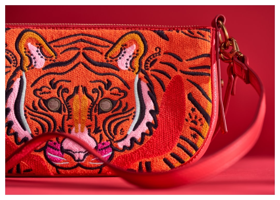 Un sac brodé avec un graphique tigre