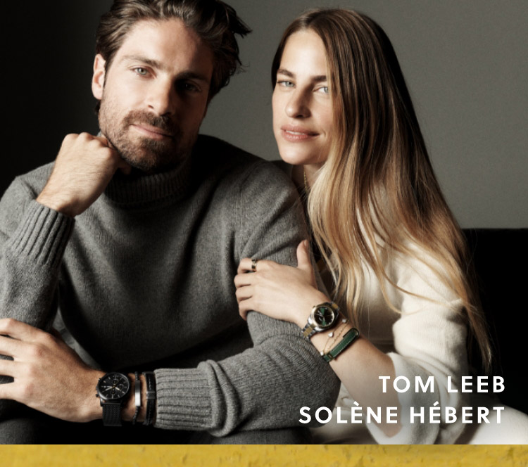 Solène Hébert et Tom Leeb sont assis et portent différents produits Fossil