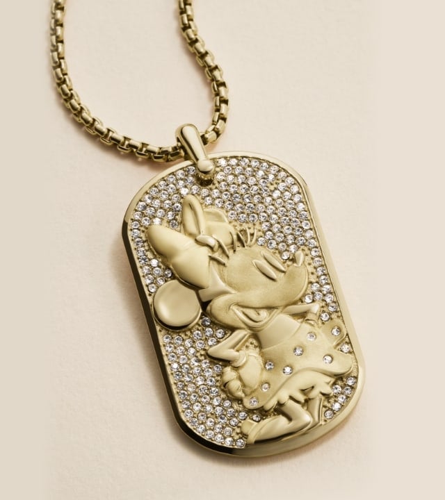 Une image GIF caractérisée par les bijoux entièrement noirs de Mickey Mouse de Disney. Deux styles de colliers affichés, chacun orné de cristaux noirs. La seconde image GIF est caractérisée par un pendentif de Minnie Mouse de Disney en acier inoxydable ton or avec cristaux brillants formant la silhouette de son profil. 