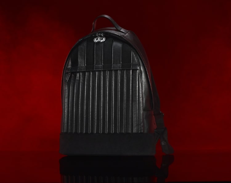 Ein schwarzer Lederrucksack im Look von Darth Vader