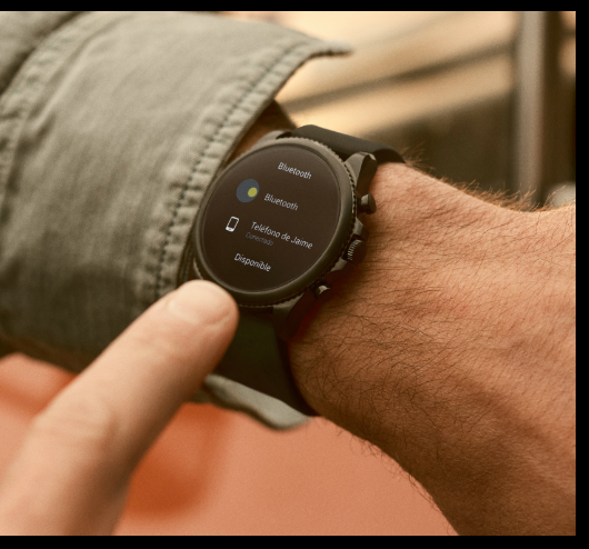Un hombre con un smartwatch Gen 6. Un hombre con un smartwatch Gen 6.