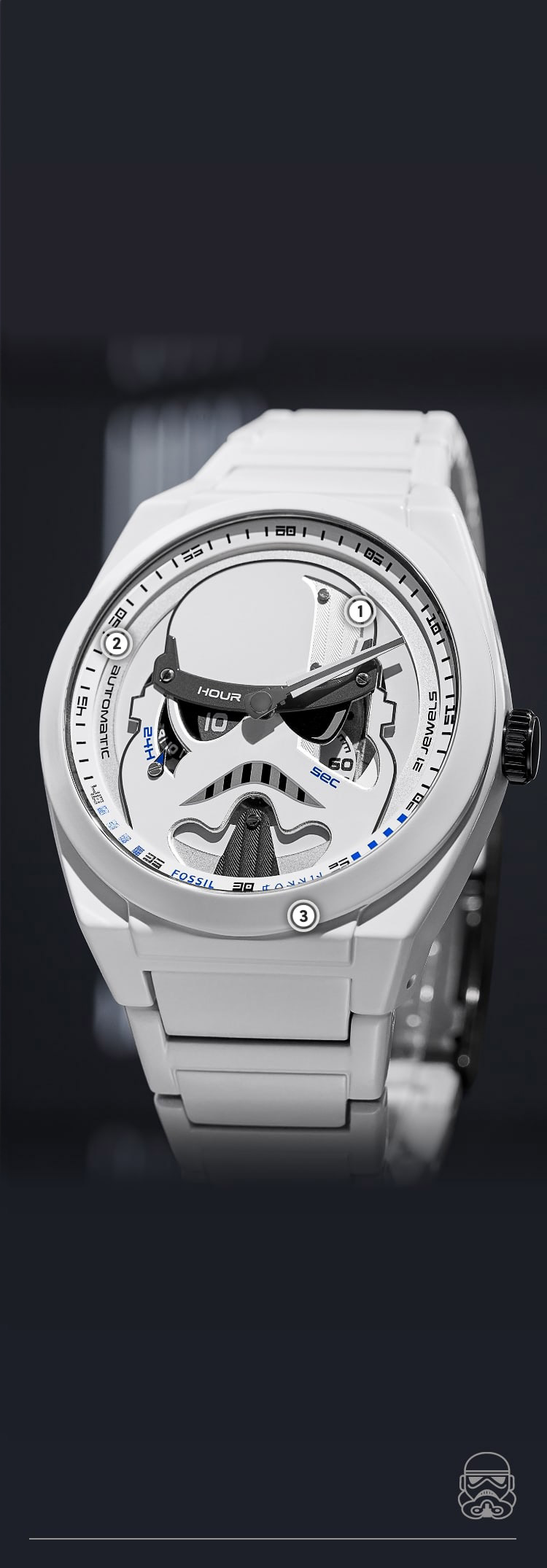 Gros plan d’une montre résine blanche présentant un casque de stormtrooper en relief sur un cadran blanc.