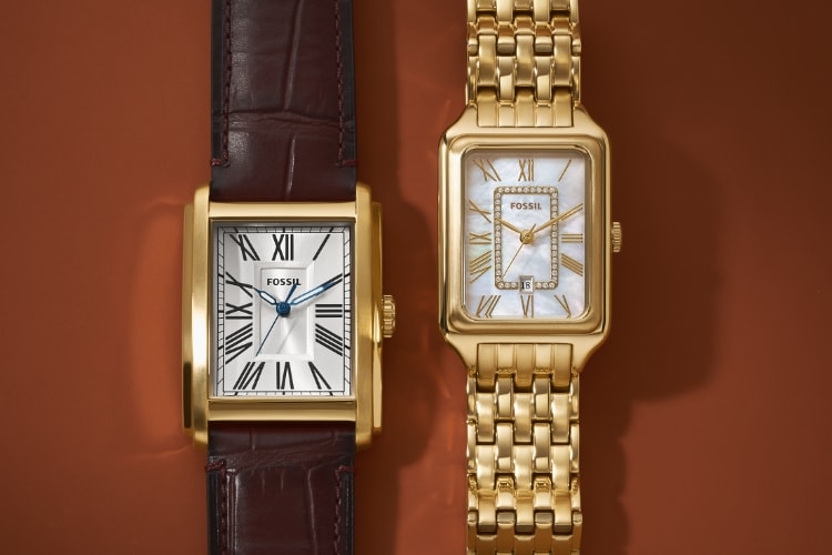 Une montre Carraway en cuir brun pour hommes et une montre Raquel ton or pour femmes.