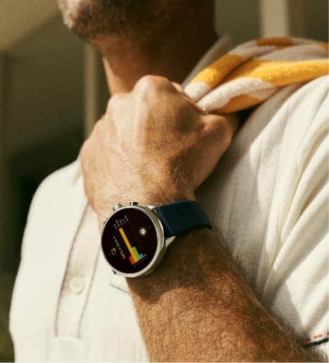 Un gif d’un homme portant une montre connectée Gen 6 Wellness Edition et vérifiant ses zones de rythmes cardiaques.