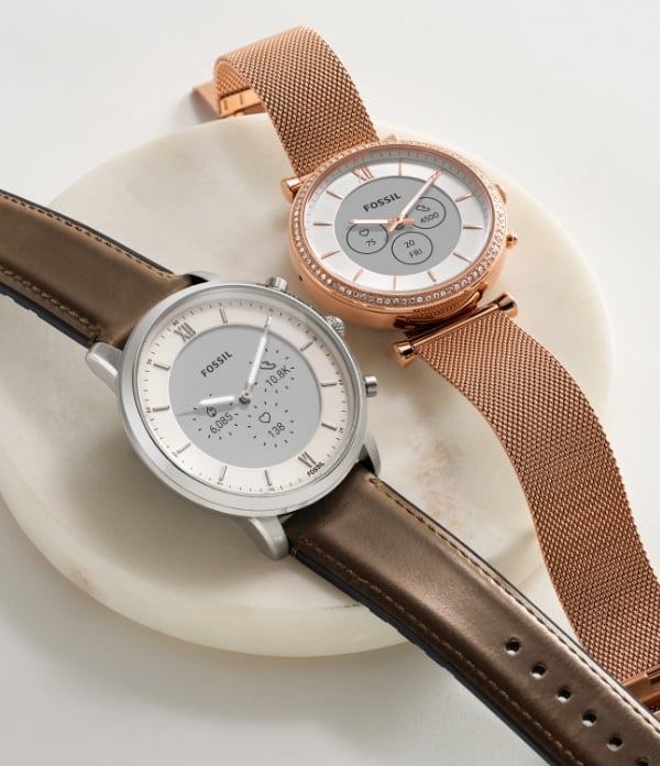 Zwei Gen 6 Hybrid Smartwatches.