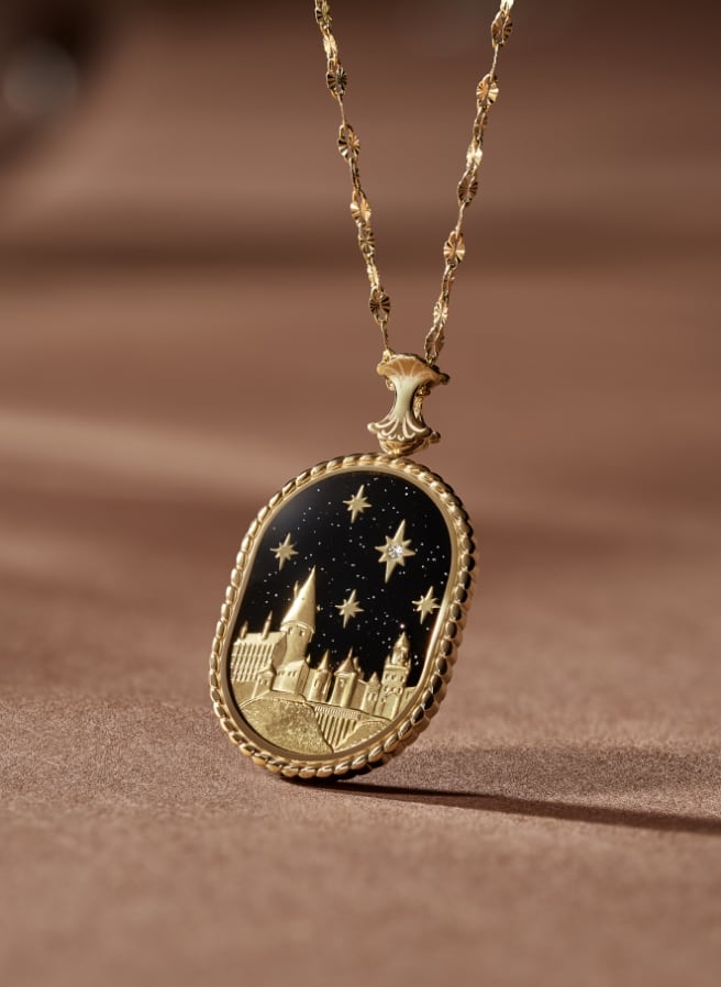 Goldfarbene Halskette mit Hogwarts-Silhouette.