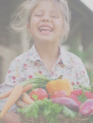 Des enfants et des adultes souriants avec de la nourriture en abondance.