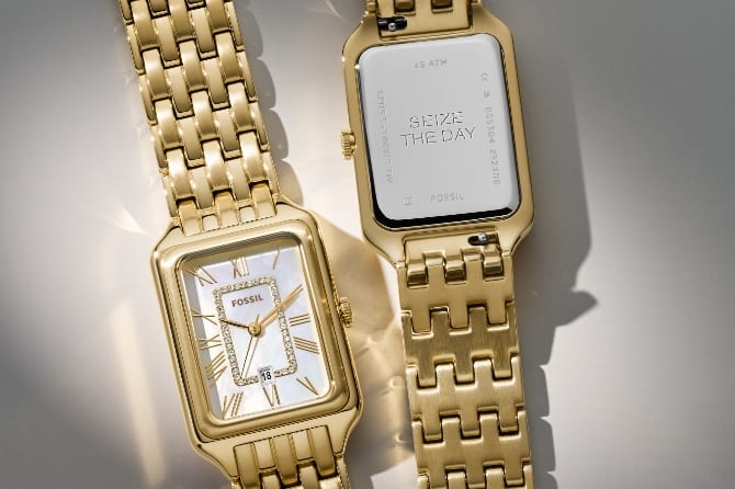 Une montre Raquel ton or sont l’arrière est gravé avec la devise « Seize The Day ».