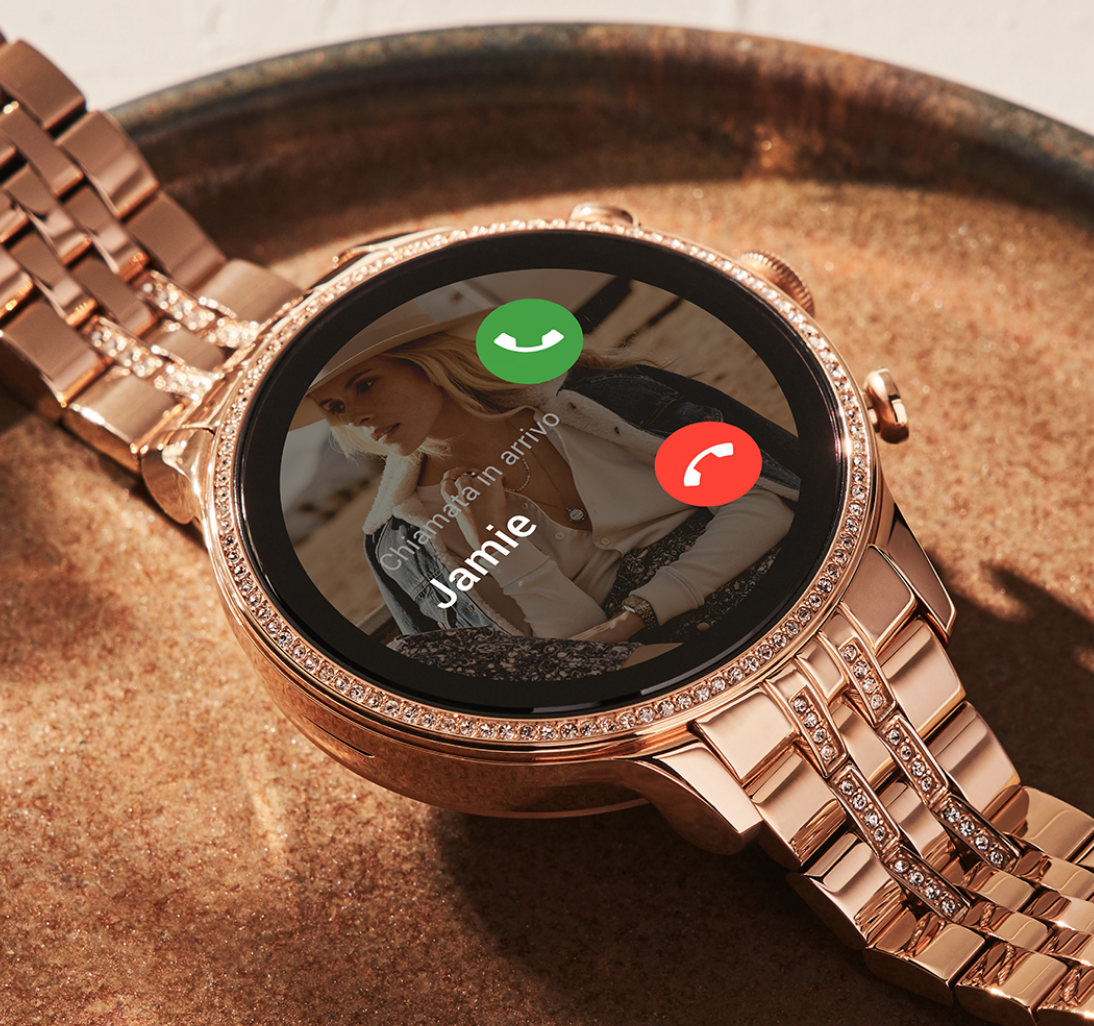 Uno smartwatch Gen 6 in acciaio color oro rosa con una chiamata in arrivo sul quadrante. Uno smartwatch Gen 6 in acciaio color oro rosa con una chiamata in arrivo sul quadrante.