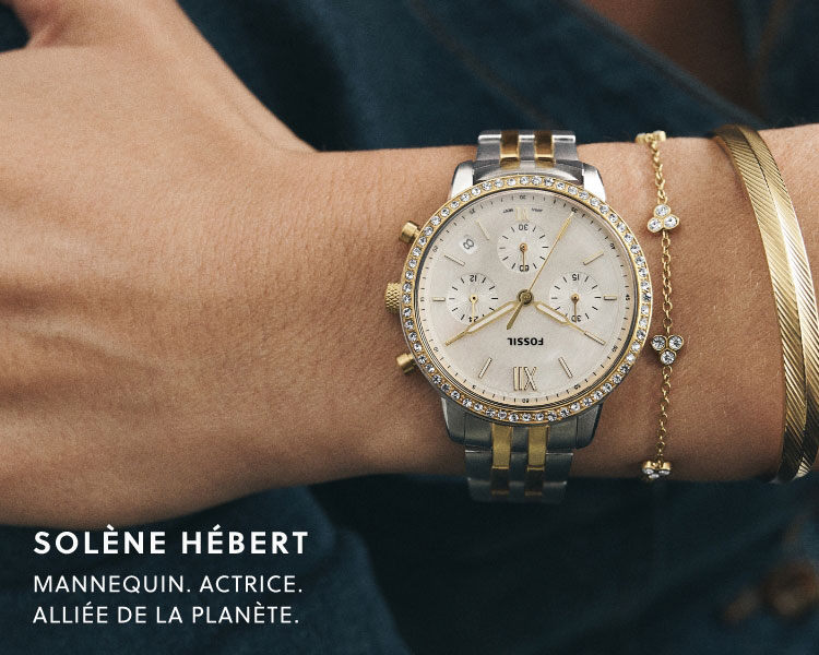 Großaufnahme des Handgelenks von Max Giesinger, der die Fossil Blue und Armbänder für Männer aus Leder und Perlen trägt.