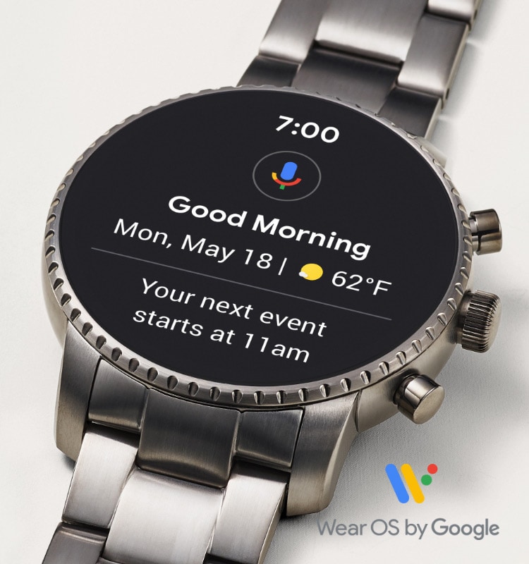 Une montre intelligente Gen 4 doré affichant l’heure, la date et la fréquence cardiaque sur son écran d’accueil.