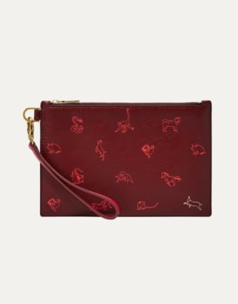 Bolso muñequera rojo con animales estampados.