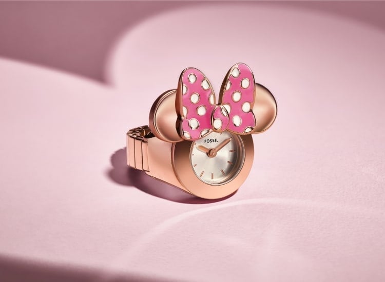 Die exklusive roségoldfarbene Ringuhr Disney Minnie Mouse mit Ohren und rosafarbener Schleife.