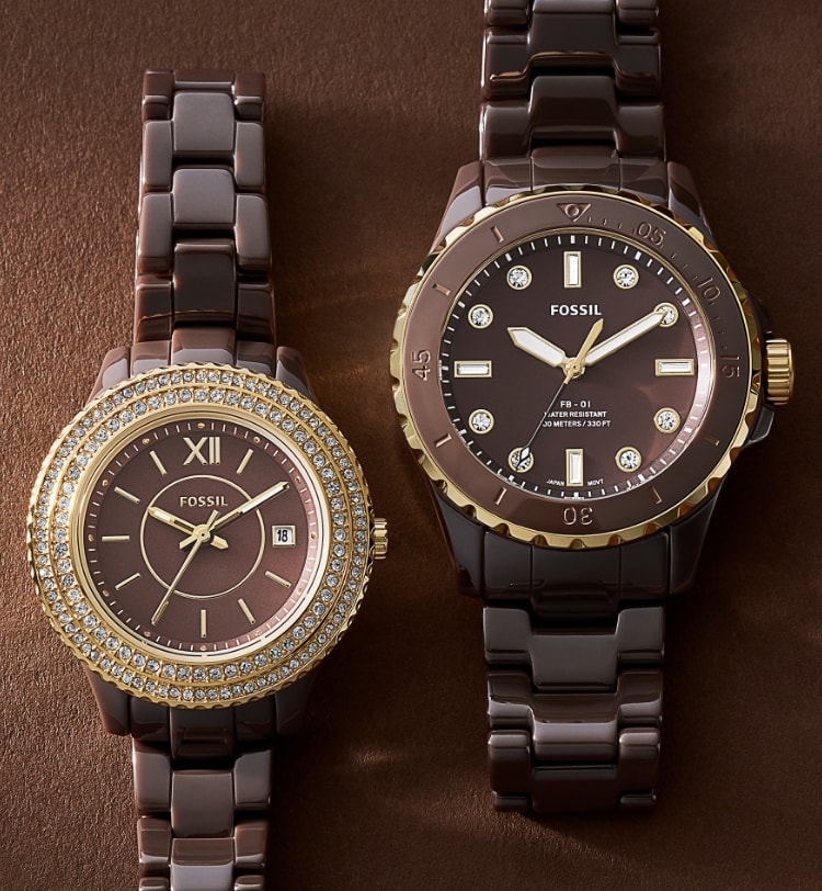 Zwei Uhren mit braunem Lederband.