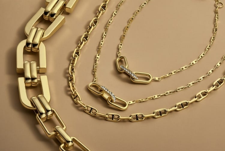 Primer plano de un collar de la colección de joyas Heritage de Fossil en tono dorado.