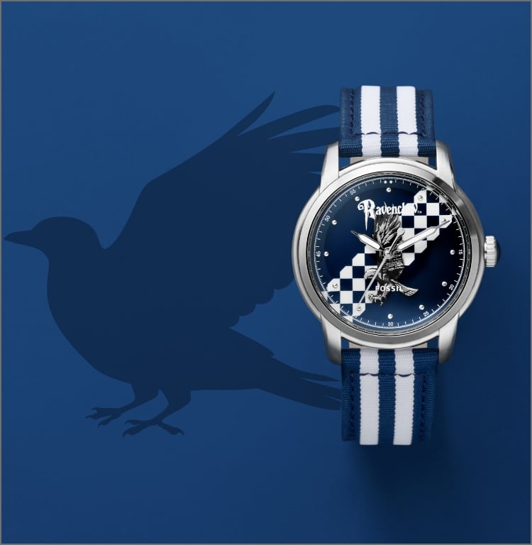 Silberfarbene Ravenclaw-Uhr mit blau-weißem Band.