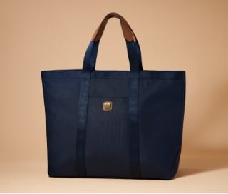 Un sac fourre-tout en nylon bleu.