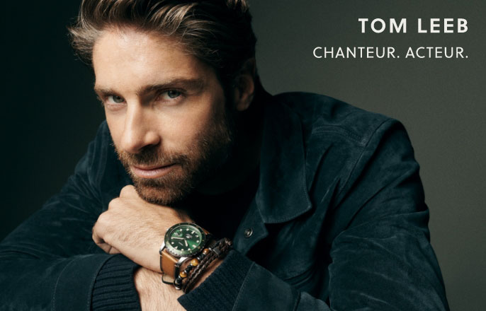 Tom Leeb pose en portant la montre Fossil Blue et les bracelets Fossil en cuir et Beads