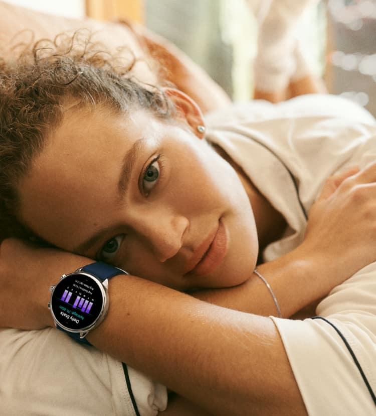Gif de una mujer que lleva un reloj inteligente Gen 6 Wellness Edition y hace un seguimiento de los datos de sueño.