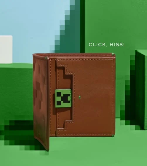 Une image GIF. Image 2 : Une vue ouverte du portefeuille doté d’une languette affichant un Creeper de Minecraft vert et les mots « Click, Hiss! »