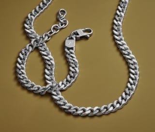 Dos cadenas para hombre en tono plateado.
