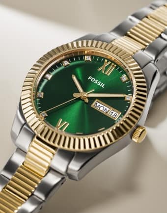 Une montre Scarlette bicolore avec un cadran vert. 