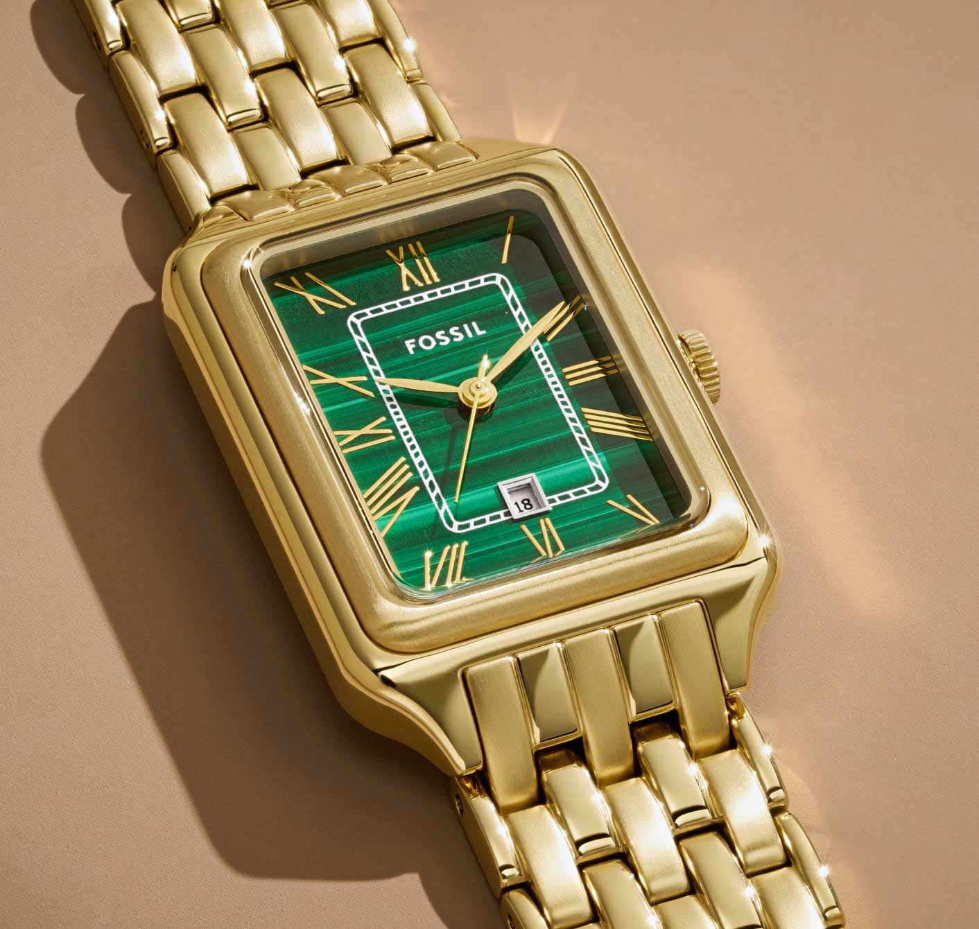 GIF d’une femme portant des bijoux dorés et une montre Raquel dorée avec un cadran en malachite ; et un gros plan de la montre Raquel dorée avec un cadran en malachite.