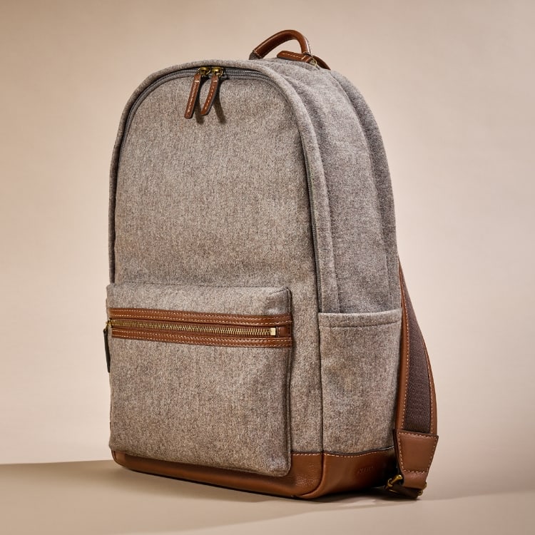 Un GIF d’un gros plan du sac à dos Buckner en laine italienne avec des touches de cuir et du sac à dos Buckner en laine italienne et cuir.