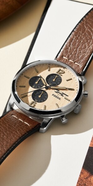 Le coffret Madrid x Fossil, qui comprend l’ouvre-bouteille, la petite planche à roulettes et la montre chronographe.