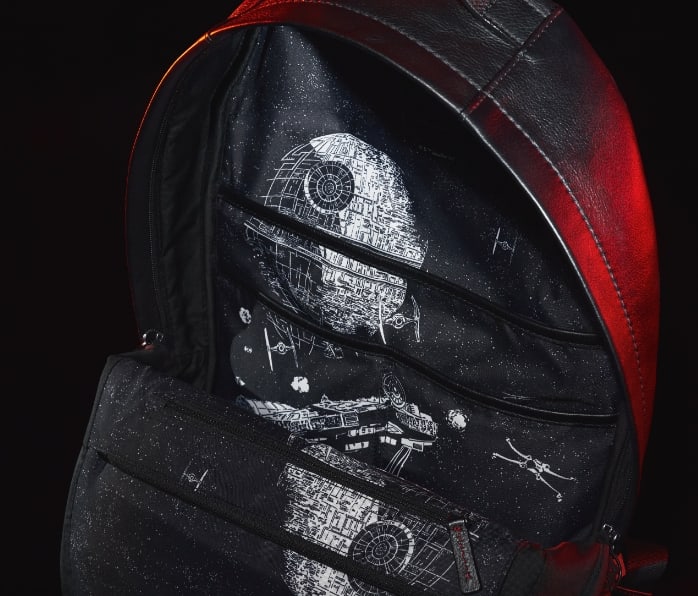 Bilder der Innen- und Außenseite des Rucksacks Darth Vader nebeneinander