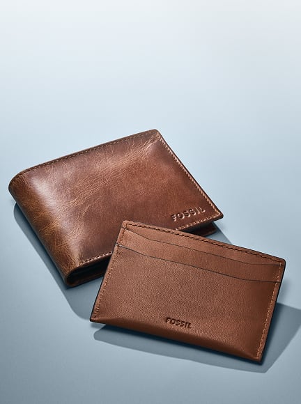 The top-rated Fossil Derrick bifold wallet, shown in rich brown leather.