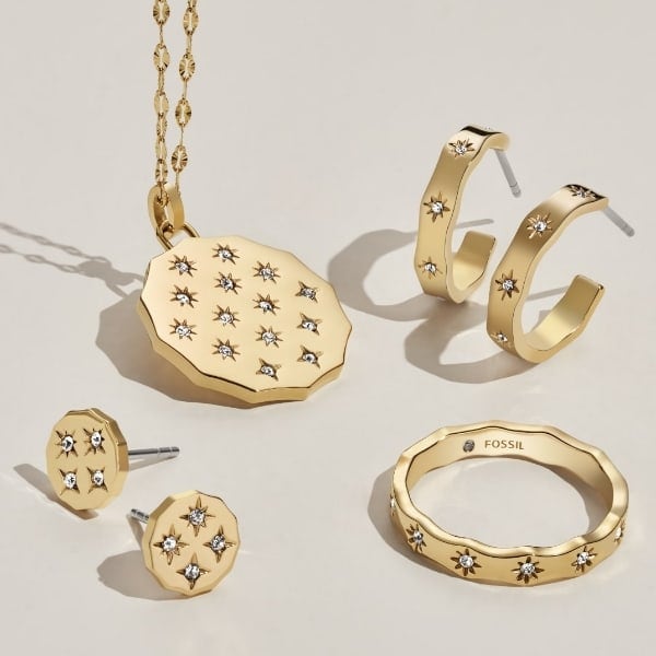La colección de joyas Sadie en tono dorado para mujer.