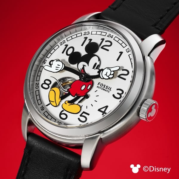 L’orologio Classic Disney Mickey Mouse è presentato su uno sfondo rosso. Il simbolo del copyright Disney è riportato in caratteri bianchi nell’angolo in basso a destra.