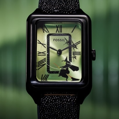 Une montre noire et verte avec un boîtier rectangulaire et des motifs inspirés par la méchante sorcière.