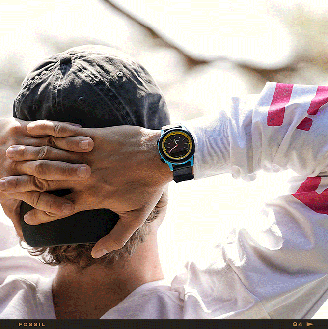 GIF di un uomo con le mani incrociate dietro la nuca, che indossa l’orologio analogico-digitale solare nei caratteristici colori di Maui and Sons e un primo piano dell’orologio analogico-digitale solare.