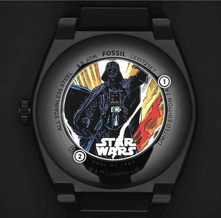 El reverso del reloj presenta una ilustración estilo cómic de Darth Vader