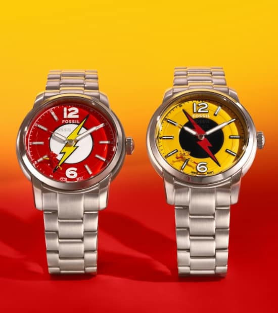 Zwei Uhren The Flash x Fossil mit Edelstahlband und Zifferblatt mit The Flash als Sekundenzeiger.