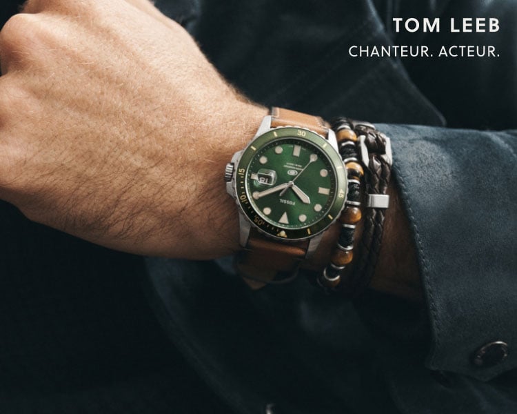Gros plan sur le poignet de Tom Leeb qui porte la montre Fossil Blue et les bracelets pour homme en cuir et en perles Beads