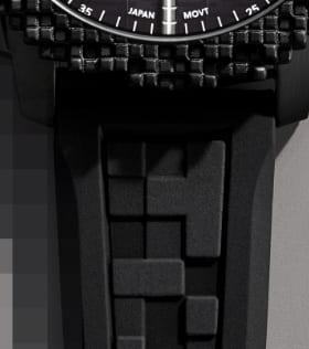 Un bracelet de montre en silicone noir marqué d’une texture en blocs.