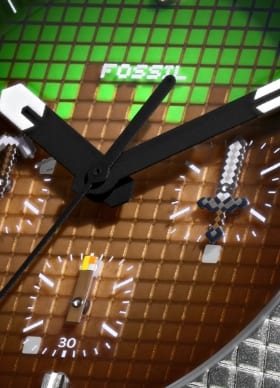 Gros plan des aiguilles du sous-cadran inspirées des outils en fer de Minecraft.