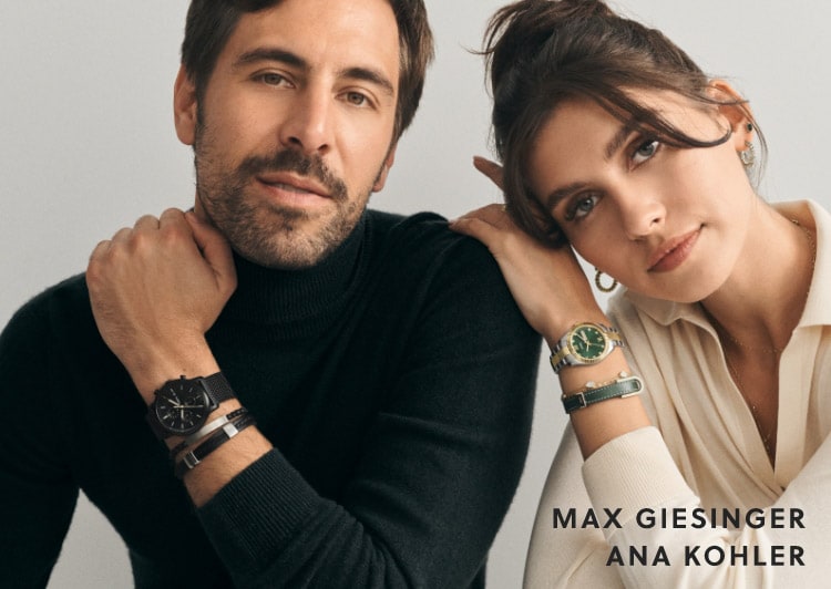 Ana Kohler und Max Giesinger sitzend. Sie tragen verschiedene Fossil Produkte.