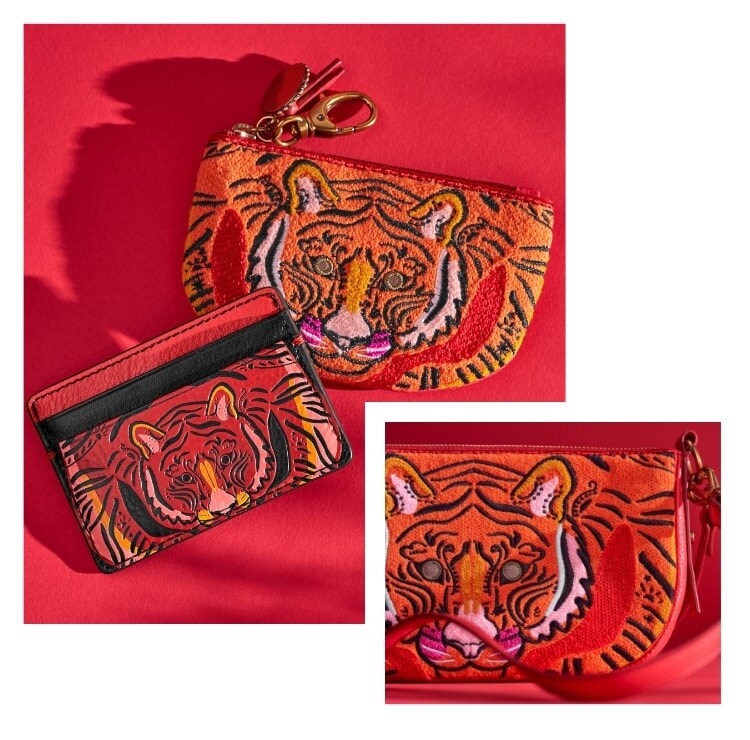 Zwei bestickte Taschen mit Tigern